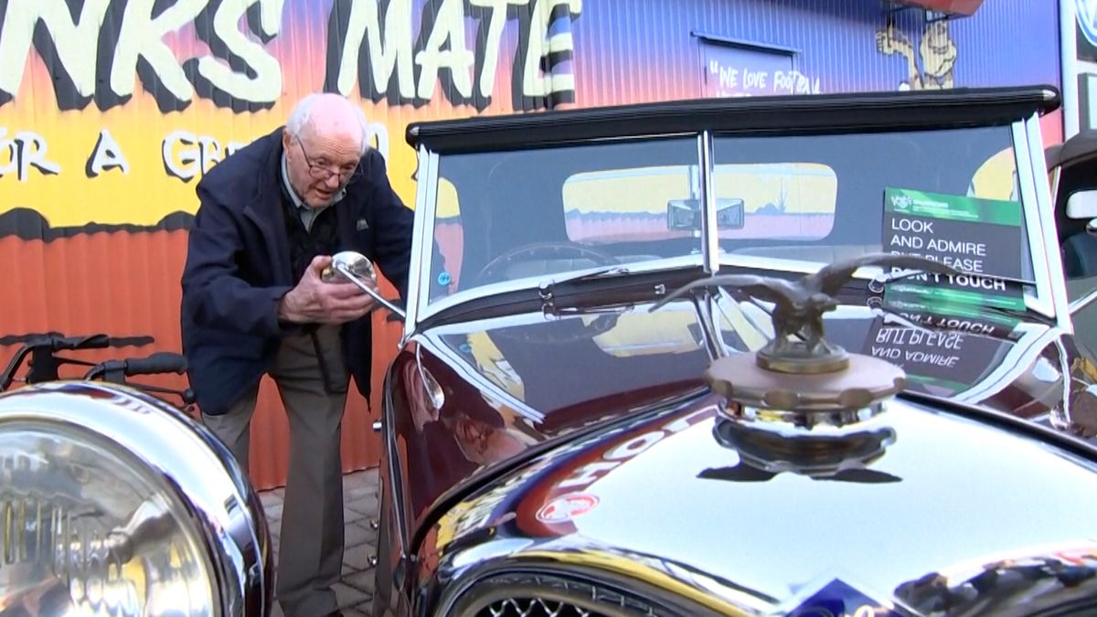 Australský válečný veterán opravuje stará auta i ve 100 letech